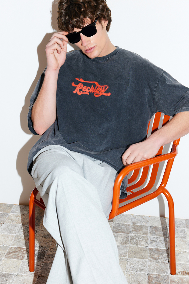 Antrasit Oversize/Geniş Kesim Soluk Efektli Yazı Baskılı %100 Pamuklu T-Shirt TMNSS24TS00120 - 1