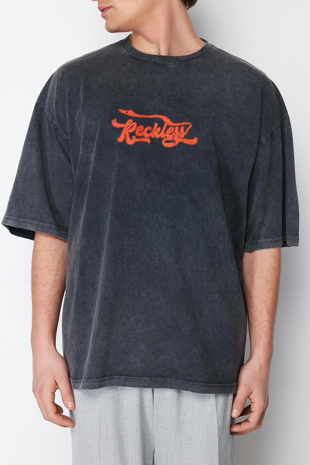 Antrasit Oversize/Geniş Kesim Soluk Efektli Yazı Baskılı %100 Pamuklu T-Shirt TMNSS24TS00120 - 5