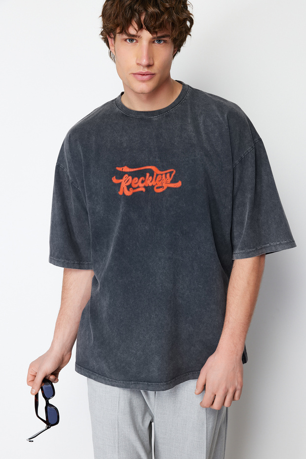 Antrasit Oversize/Geniş Kesim Soluk Efektli Yazı Baskılı %100 Pamuklu T-Shirt TMNSS24TS00120 - 4
