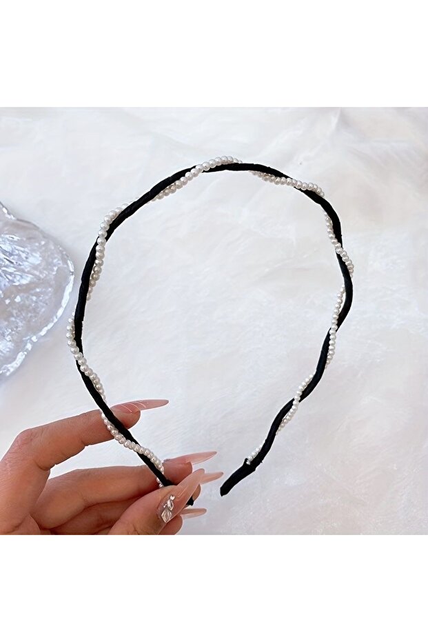 تاج ملفوف باللؤلؤ الأسود من الساتان