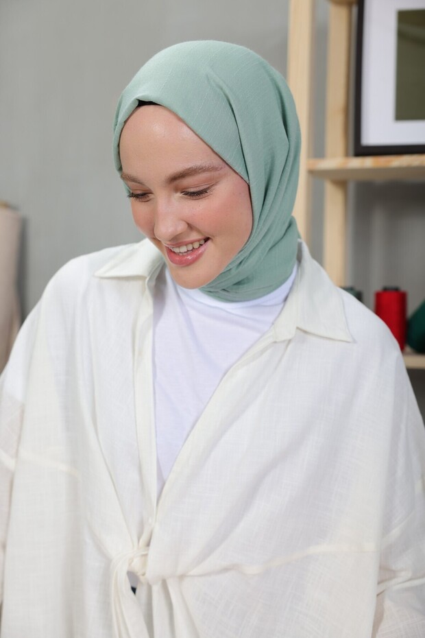 شال من سلسلة القطن المريح باللون الأخضر المائي