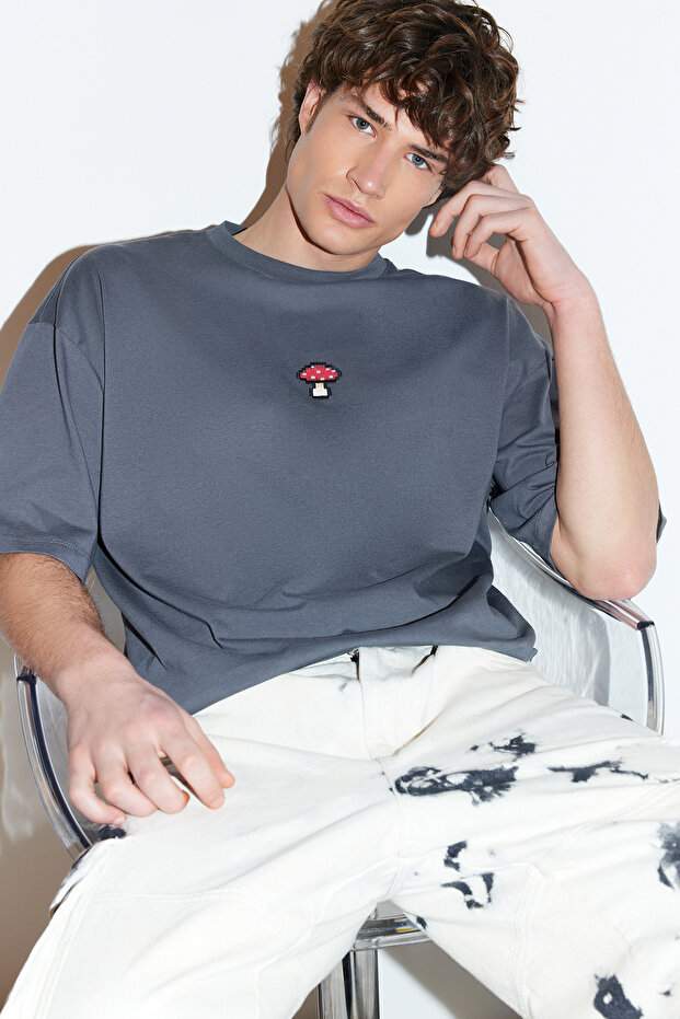 Antrasit Oversize/Geniş Kesim Mantar Nakışlı %100 T-Shirt TMNSS24TS00070 - 1