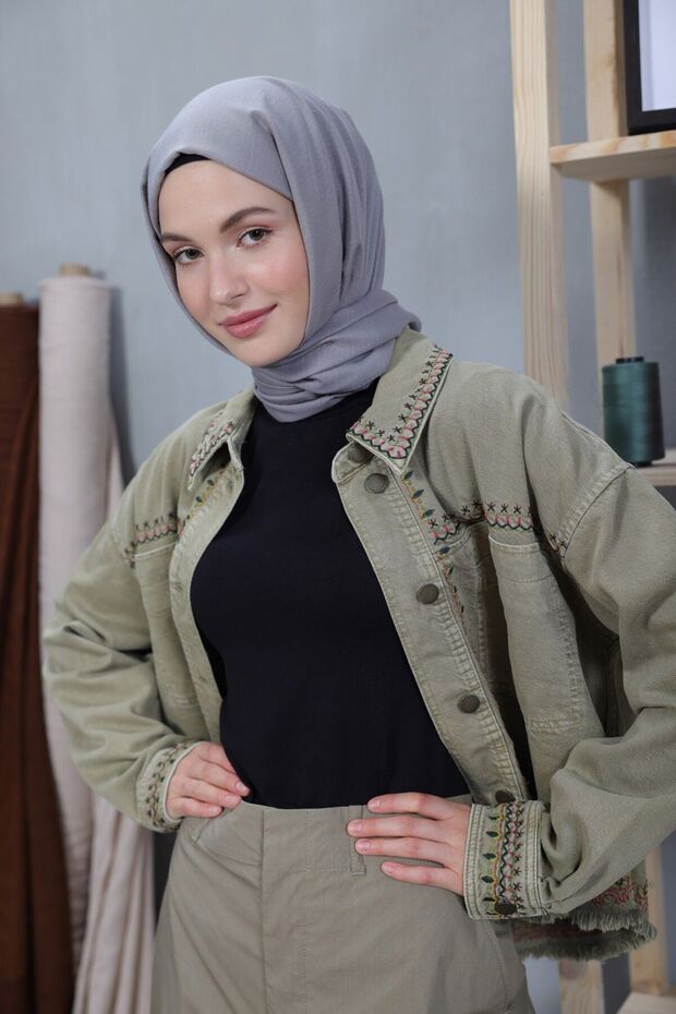 شال من سلسلة القطن المريح باللون الفضي