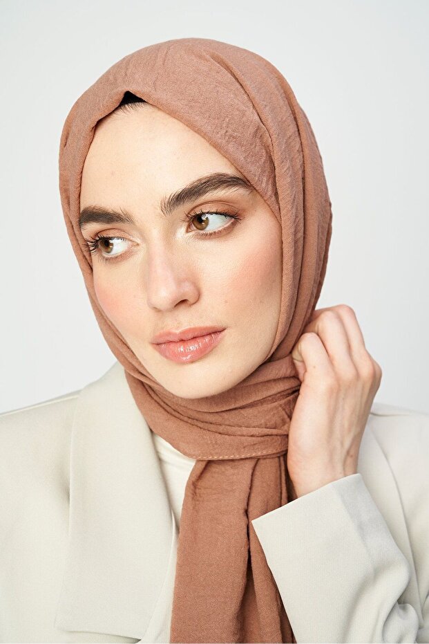 شال قطن كراس من فرو المنك الداكن