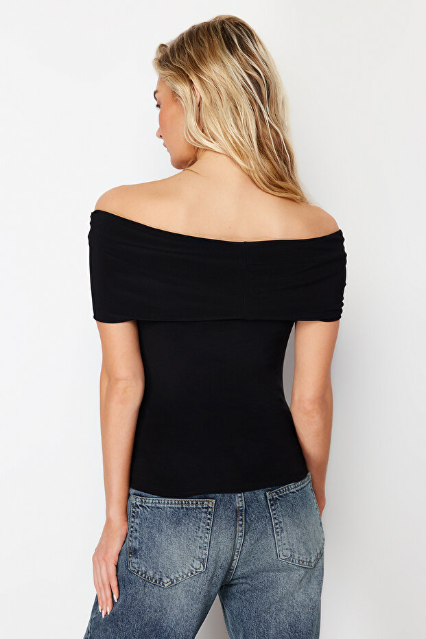 Siyah Carmen Yaka Vücuda Oturan Esnek Crop Örme Madonna Yaka Bluz TWOSS24BZ00368 - 6