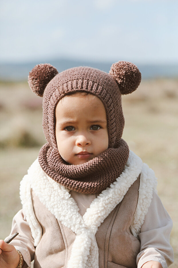 مجموعة قبعة وطوق الرقبة من Pompom Bonnet باللون البني