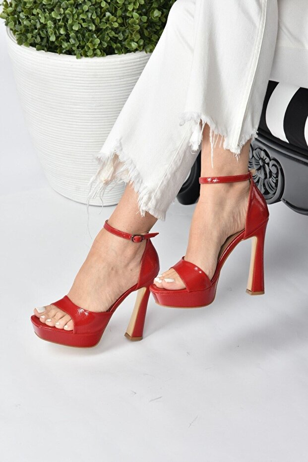 Dámské červené lakované boty na platformě na silném podpatku K404580108 - 5