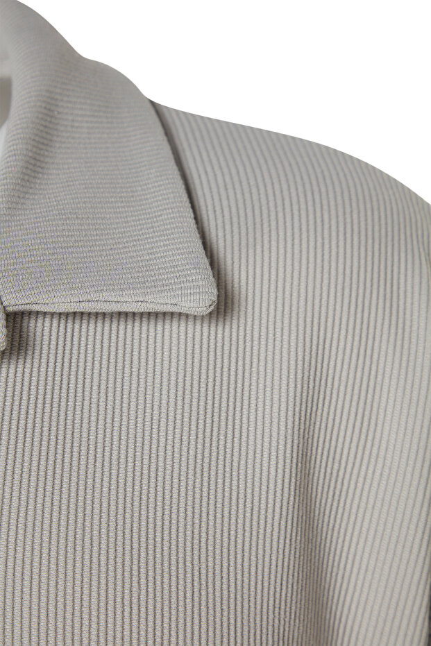 T-shirt z oversize'owym krojem, teksturowanym materiałem, niegniecącym się, z kołnierzem polo TMNSS23PO00020 - 7