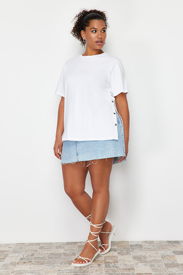 Beyaz Boyfriend Fit Yanda Çıt Çıt Detaylı %100 Pamuk Örme Büyük Beden T-shirt TBBSS24BF00000 - 2