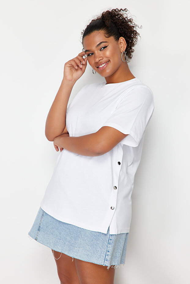 Beyaz Boyfriend Fit Yanda Çıt Çıt Detaylı %100 Pamuk Örme Büyük Beden T-shirt TBBSS24BF00000 - 1