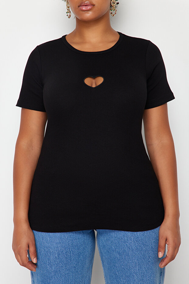 Siyah Slim Fit Kalpli Cut-Out Detaylı Fitilli %100 Pamuk Örme Büyük Beden T-shirt TBBSS24BF00006 - 4