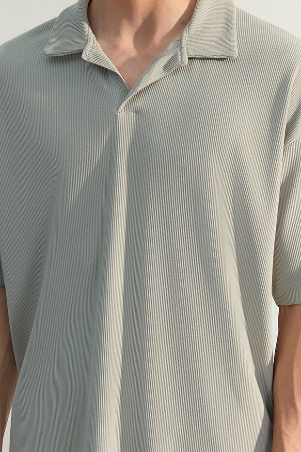 T-shirt z oversize'owym krojem, teksturowanym materiałem, niegniecącym się, z kołnierzem polo TMNSS23PO00020 - 6