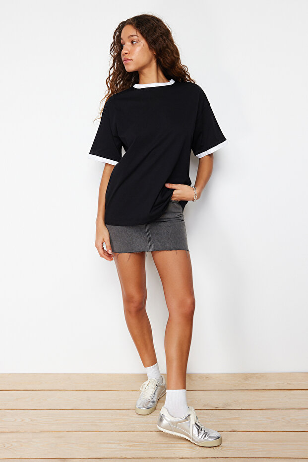 Siyah %100 Pamuk Kontrast Yaka ve Şerit Detaylı Oversize/Rahat Kesim Örme T-Shirt TWOSS24TS00052 - 4