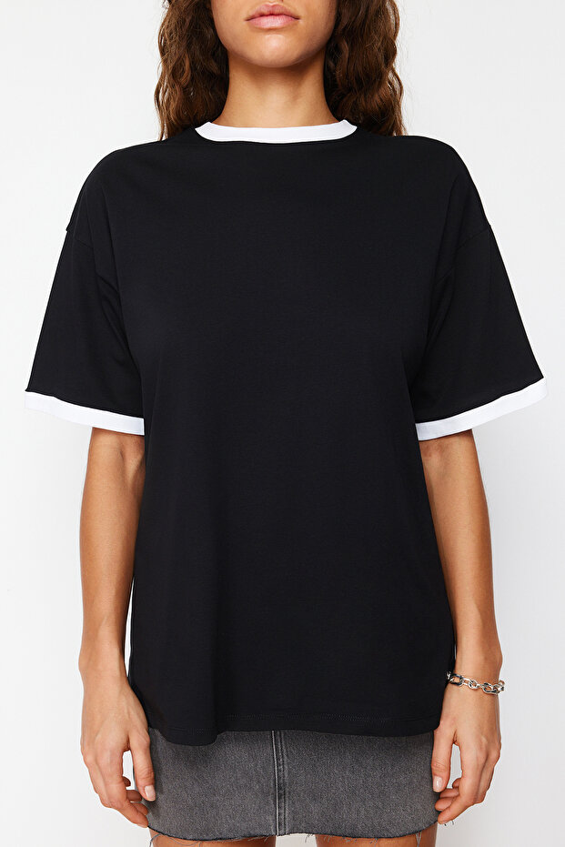 Siyah %100 Pamuk Kontrast Yaka ve Şerit Detaylı Oversize/Rahat Kesim Örme T-Shirt TWOSS24TS00052 - 2