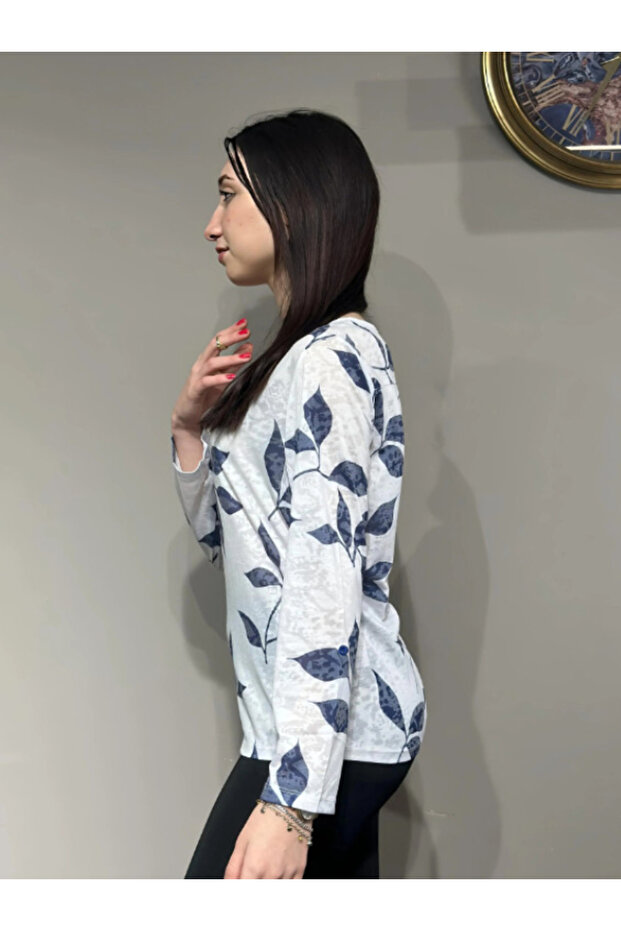 بلوزة زرقاء بأكمام طويلة وأزرار على شكل ورقة شجر - 3