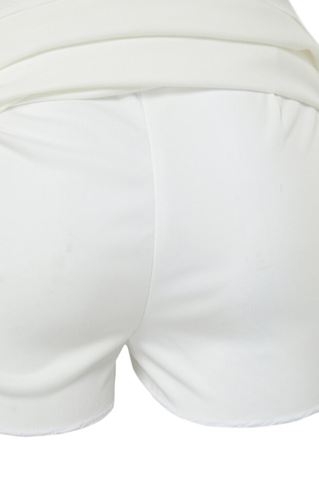 Beyaz Yırtmaç Detaylı Kemerli Mini Boy Dokuma Etek Görünümlü Şort TWOSS24SR00046 - 9