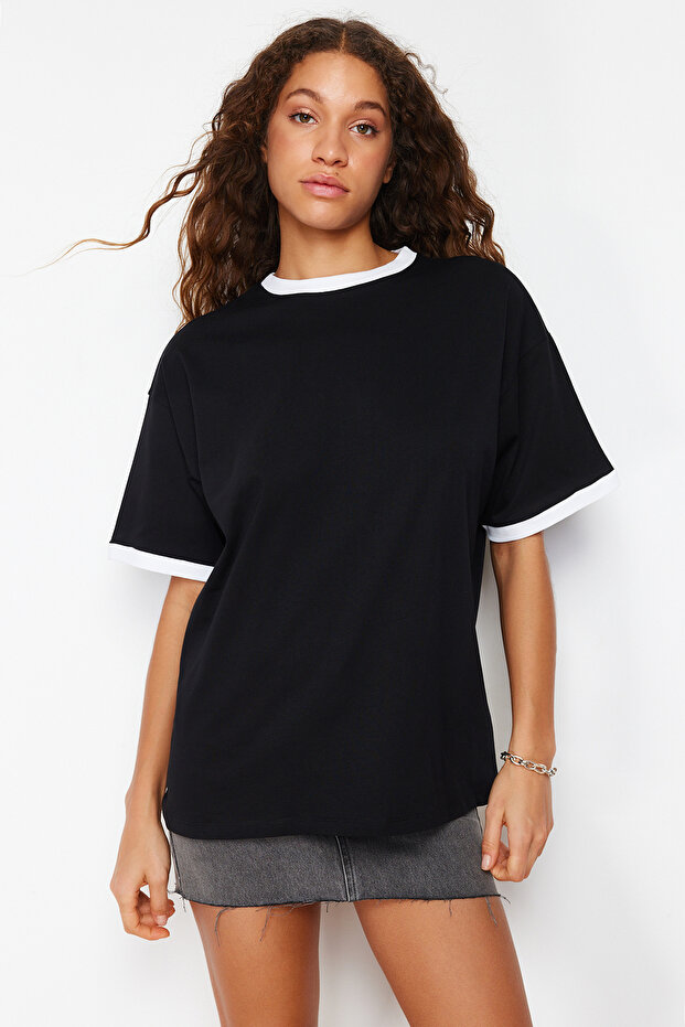 Siyah %100 Pamuk Kontrast Yaka ve Şerit Detaylı Oversize/Rahat Kesim Örme T-Shirt TWOSS24TS00052 - 1