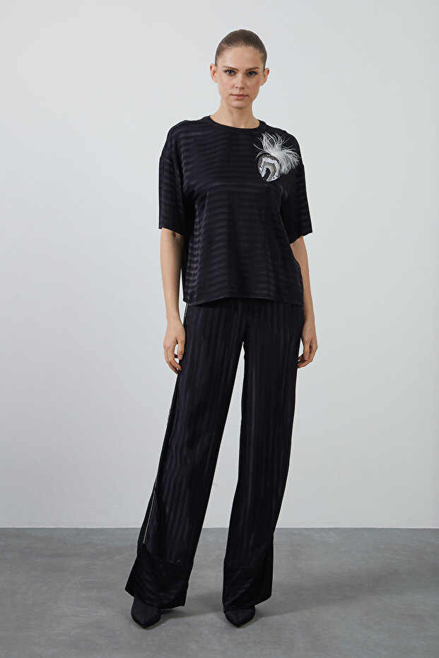 Tüylü Nakış Detaylı Siyah Basic Tshırt - 1