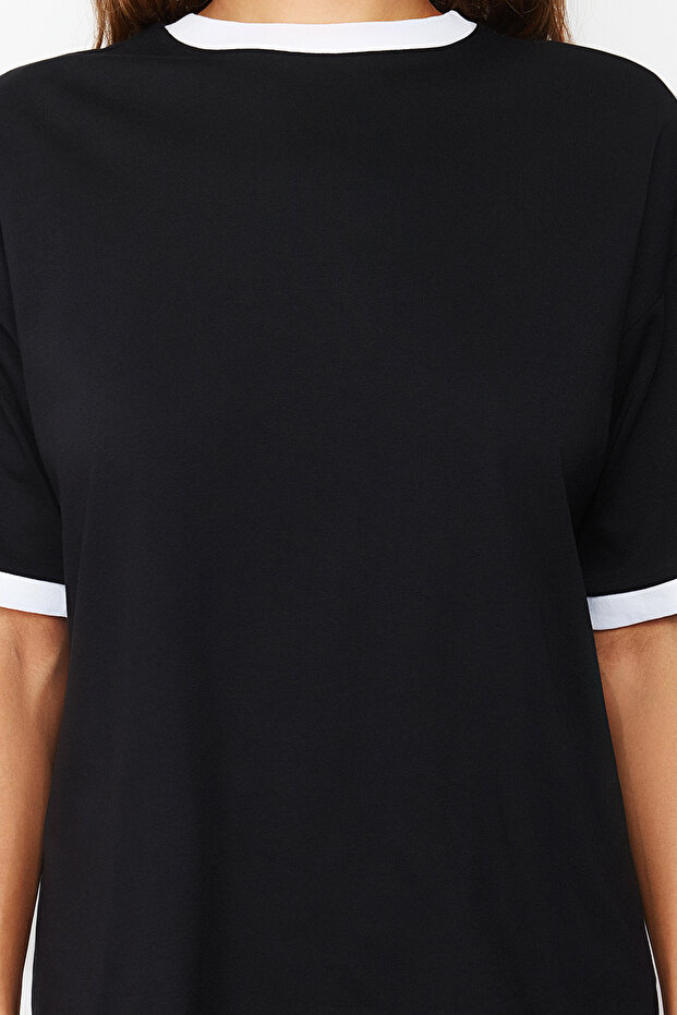 Siyah %100 Pamuk Kontrast Yaka ve Şerit Detaylı Oversize/Rahat Kesim Örme T-Shirt TWOSS24TS00052 - 6