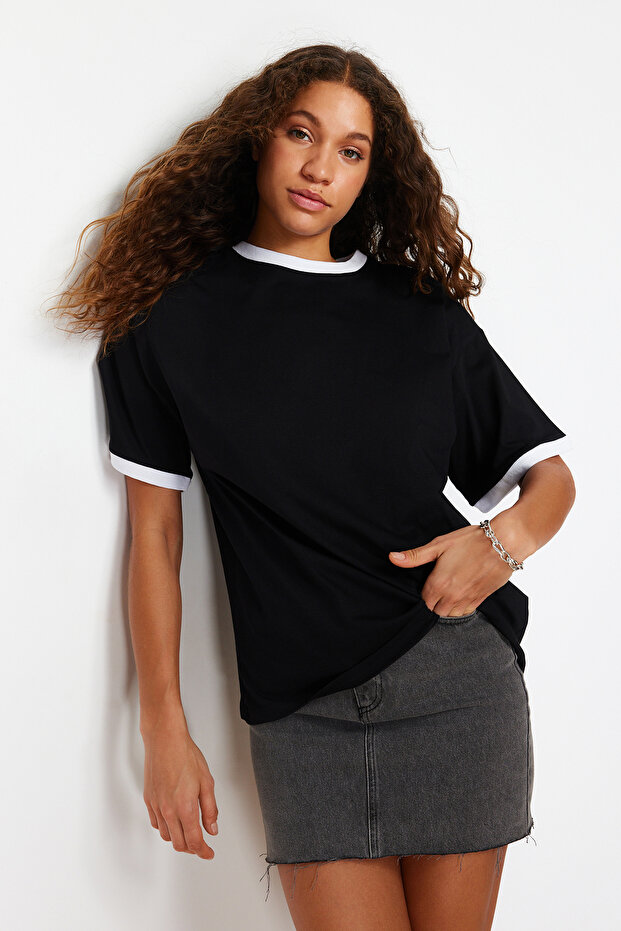 Siyah %100 Pamuk Kontrast Yaka ve Şerit Detaylı Oversize/Rahat Kesim Örme T-Shirt TWOSS24TS00052 - 5