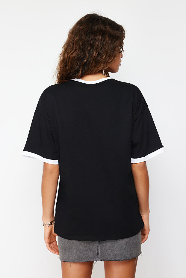Siyah %100 Pamuk Kontrast Yaka ve Şerit Detaylı Oversize/Rahat Kesim Örme T-Shirt TWOSS24TS00052 - 3