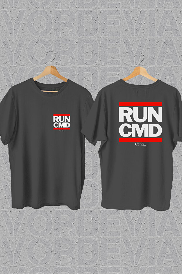 تيشيرت أسود كبير الحجم مطبوع على الصدر والظهر من Run Cmd