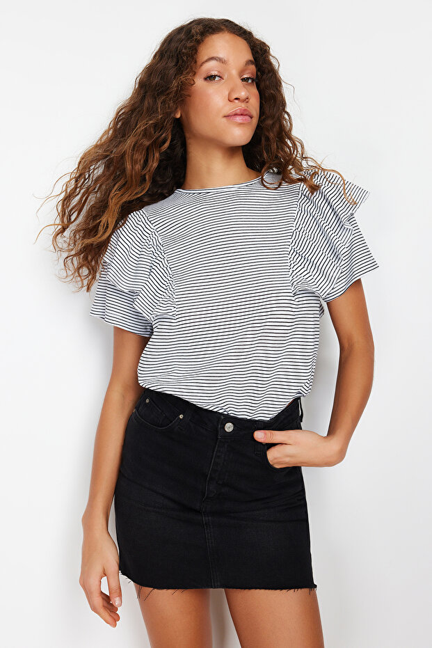 Siyah Kalın Pamuklu Kolları Fırfırlı Regular Çizgili Bisiklet Yaka Örme T-Shirt TWOSS24TS00061 - 3