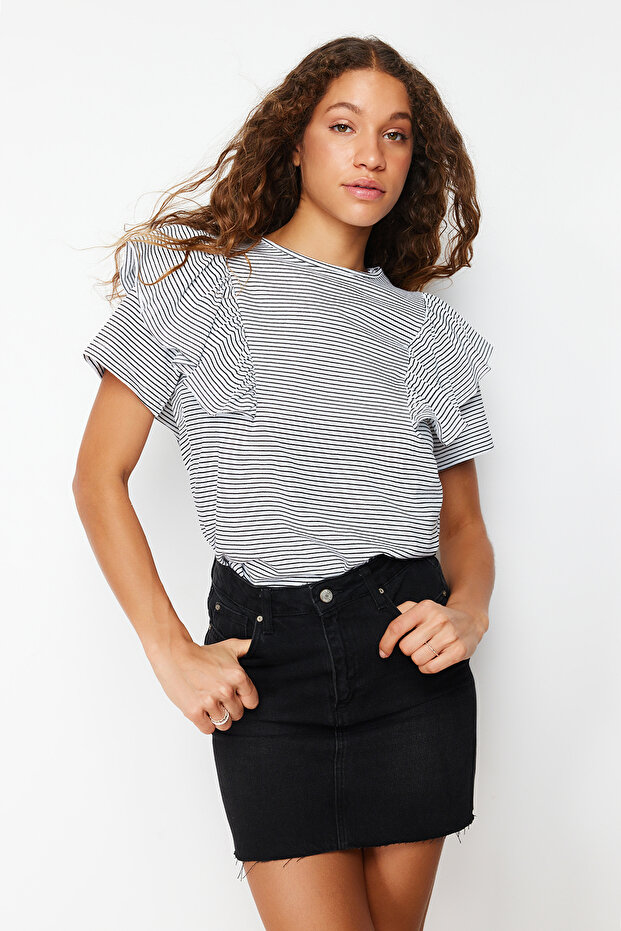 Siyah Kalın Pamuklu Kolları Fırfırlı Regular Çizgili Bisiklet Yaka Örme T-Shirt TWOSS24TS00061 - 1