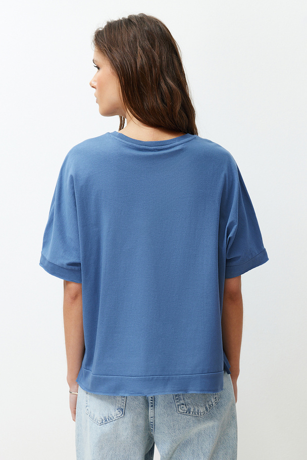Indigo %100 Kalın Pamuklu Kesik ve Yırtmaç Detaylı Oversize/Rahat Kesim Örme T-Shirt TWOSS24TS00027 - 6