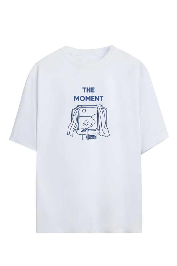 تي شيرت كبير الحجم للجنسين بتصميم The Moment
