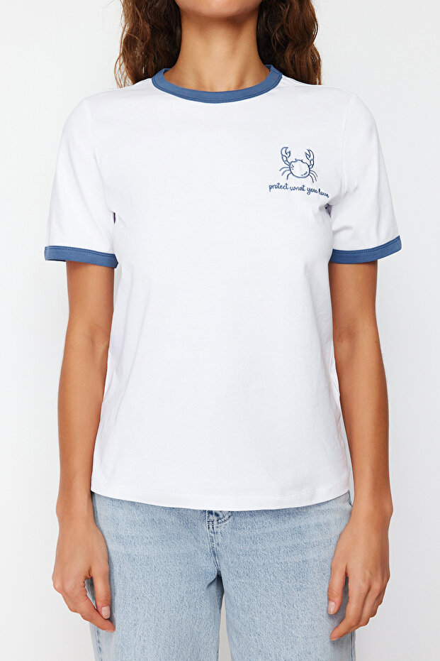 Ekru %100 Pamuk Nakışlı Kontrast Biye Detaylı Örme T-Shirt TWOSS24TS00037 - 4