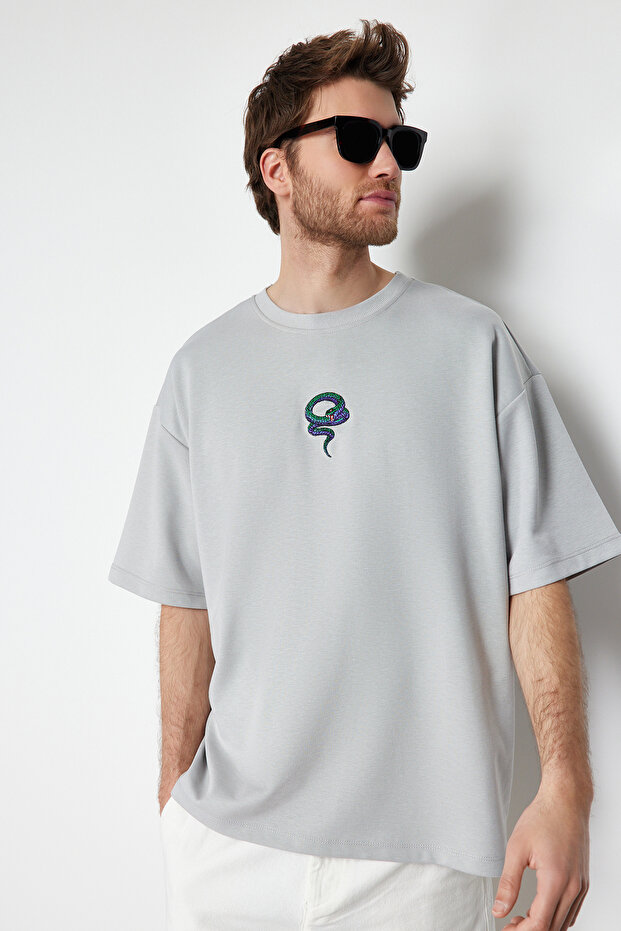 Gri Oversize/Geniş Kesim Yılan Nakışlı Kalın İnterlok T-Shirt TMNSS24TS00018 - 4