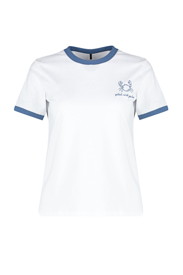 Ekru %100 Pamuk Nakışlı Kontrast Biye Detaylı Örme T-Shirt TWOSS24TS00037 - 7