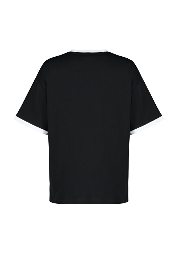 Siyah %100 Pamuk Kontrast Yaka ve Şerit Detaylı Oversize/Rahat Kesim Örme T-Shirt TWOSS24TS00052 - 8