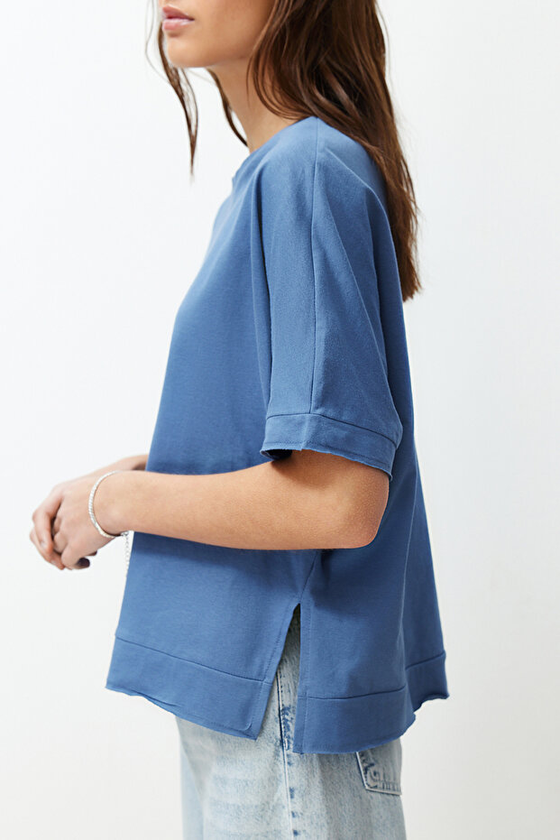 Indigo %100 Kalın Pamuklu Kesik ve Yırtmaç Detaylı Oversize/Rahat Kesim Örme T-Shirt TWOSS24TS00027 - 1
