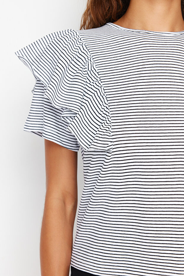 Siyah Kalın Pamuklu Kolları Fırfırlı Regular Çizgili Bisiklet Yaka Örme T-Shirt TWOSS24TS00061 - 5