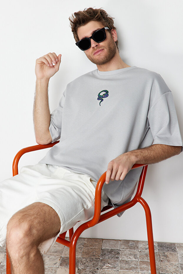 Gri Oversize/Geniş Kesim Yılan Nakışlı Kalın İnterlok T-Shirt TMNSS24TS00018 - 1