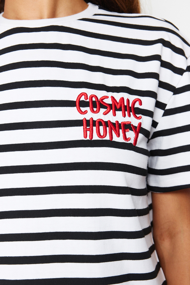 Kırmızı Çizgili Kalın Pamuklu Slogan Nakış Detaylı Relaxed/Rahat Kesim Örme T-Shirt TWOSS24TS00053 - 5