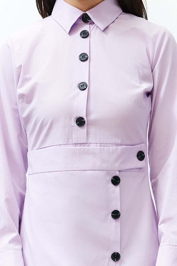 Liliowa koszula z kołnierzykiem i guzikami. Zwykła tkana sukienka TCTSS24EB00116 - 4