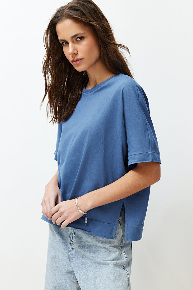 Indigo %100 Kalın Pamuklu Kesik ve Yırtmaç Detaylı Oversize/Rahat Kesim Örme T-Shirt TWOSS24TS00027 - 3