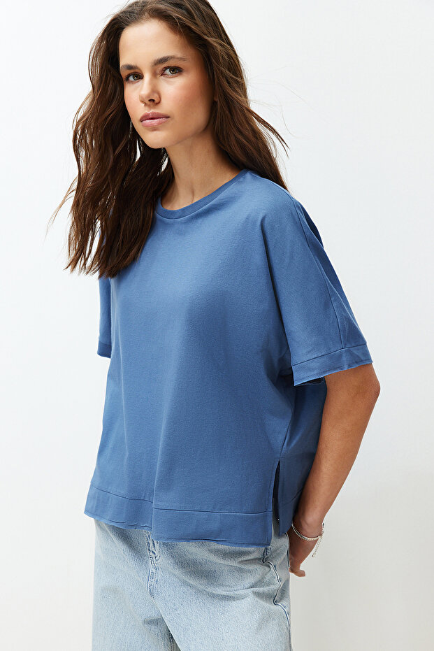 Indigo %100 Kalın Pamuklu Kesik ve Yırtmaç Detaylı Oversize/Rahat Kesim Örme T-Shirt TWOSS24TS00027 - 4