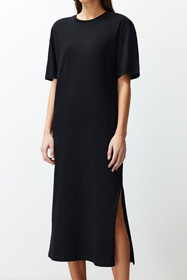 Siyah Düz T-shirt Elbise %100 Pamuk Yırtmaç Detaylı Shift/Rahat Kesim Midi TWOSS24EL00140 - 5
