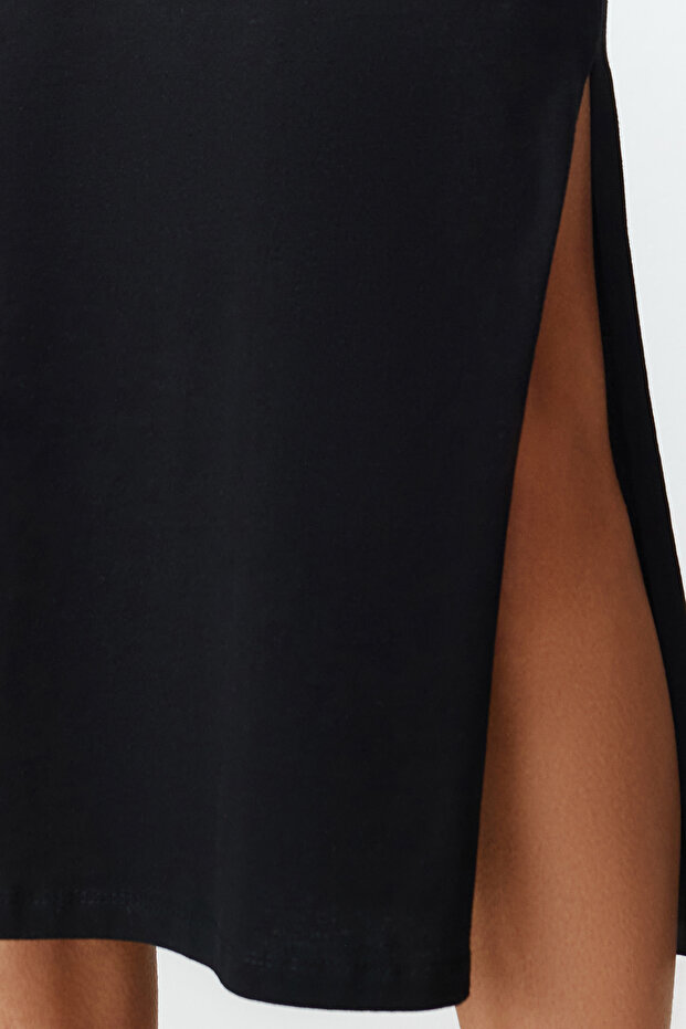 Siyah Düz T-shirt Elbise %100 Pamuk Yırtmaç Detaylı Shift/Rahat Kesim Midi TWOSS24EL00140 - 4