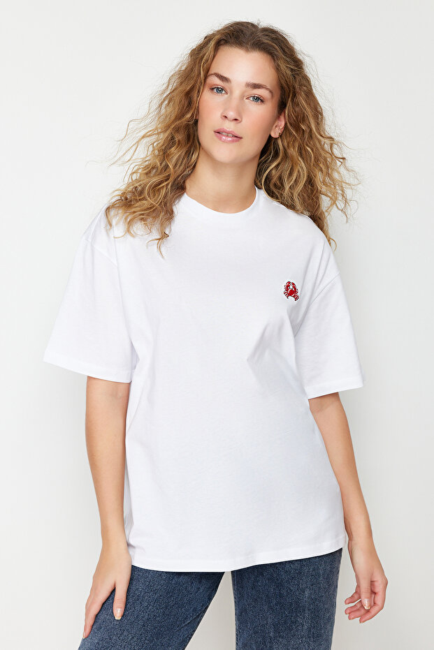 Beyaz %100 Pamuk Nakışlı Oversize/Geniş Kalıp Bisiklet Yaka Örme T-Shirt TWOSS24TS00102 - 2