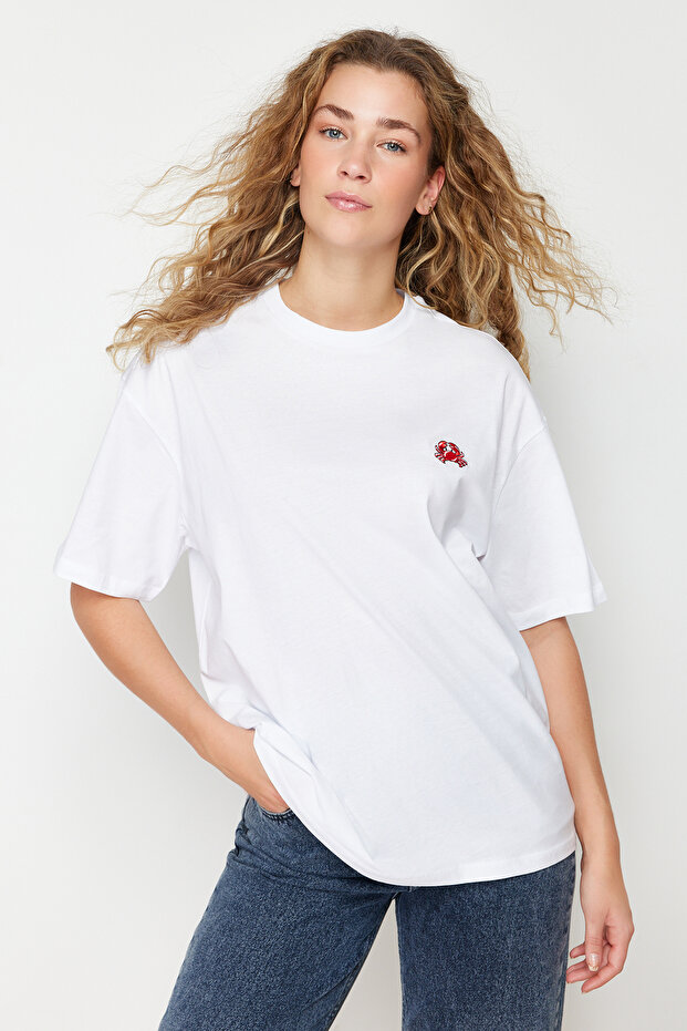 Beyaz %100 Pamuk Nakışlı Oversize/Geniş Kalıp Bisiklet Yaka Örme T-Shirt TWOSS24TS00102 - 1