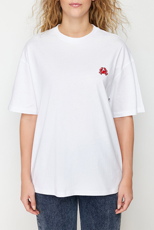 Beyaz %100 Pamuk Nakışlı Oversize/Geniş Kalıp Bisiklet Yaka Örme T-Shirt TWOSS24TS00102 - 4