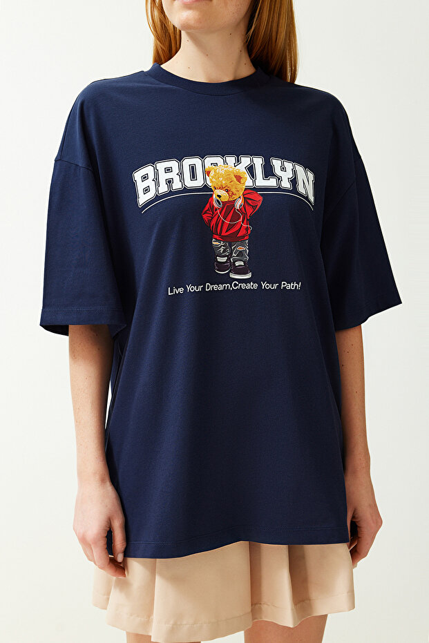 Lacivert %100 Pamuk Ayıcık Baskılı Oversize/Geniş Kalıp Bisiklet Yaka Örme T-Shirt TWOSS24TS00065 - 4