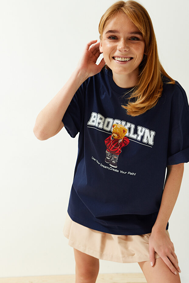 Lacivert %100 Pamuk Ayıcık Baskılı Oversize/Geniş Kalıp Bisiklet Yaka Örme T-Shirt TWOSS24TS00065 - 2