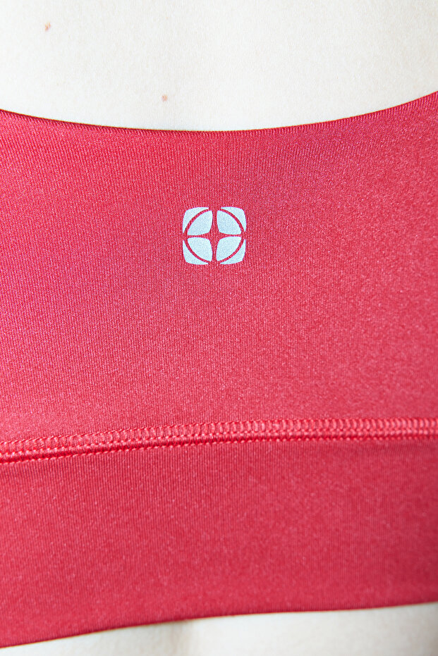 Czerwony, szczotkowany, miękki materiał, dzianinowy biustonosz sportowy z grubymi ramiączkami, zapewniający wsparcie i modelowanie THMSS24SS00008 - 5