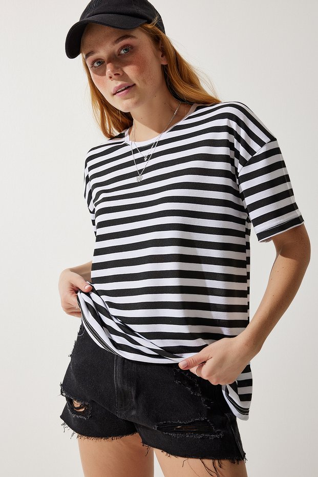 Woman's Black Crew Neck Striped Oversize Knitted T-Shirt EN00609